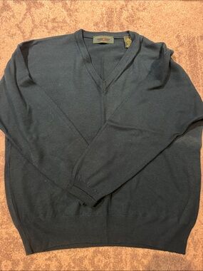 Embassy Row size L Men’s V-Neck Sweater in Dark Green 100% wool made in Italy